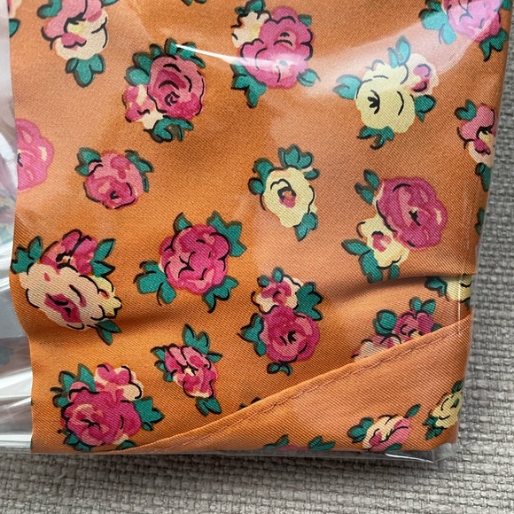 COACH ESSENTIAL TEA ROSE SILK DIAMOND SCARF IN CANDIED ORANGE - Picture 4 of 6